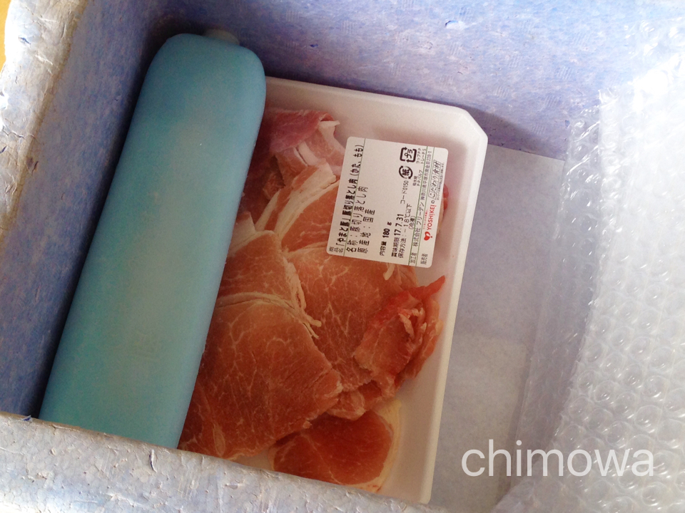 夕食宅配ヨシケイのパック入り冷凍豚肉の写真（画像）保冷剤付き